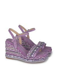 Sandales compensées en suede violet avec des straps réglables, ornées de tressage décoratif et de perles, dotées d'une semelle de plateforme texturée.