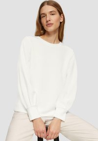 Witte pullover sweatshirt met lange, licht gepofte mouwen en een ronde halslijn, met een zachte textuur en een minimalistisch ontwerp.