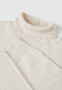 Cremefarbener Rollkragenpullover aus weichem Strickmaterial. Verfügt über einen gerippten Kragen und Bündchen sowie eine glatte, gleichmäßige Struktur.