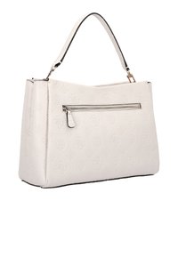 Bolso de mano crema con patrones geométricos en relieve, un asa superior y un bolsillo frontal horizontal con cremallera y herrajes plateados.