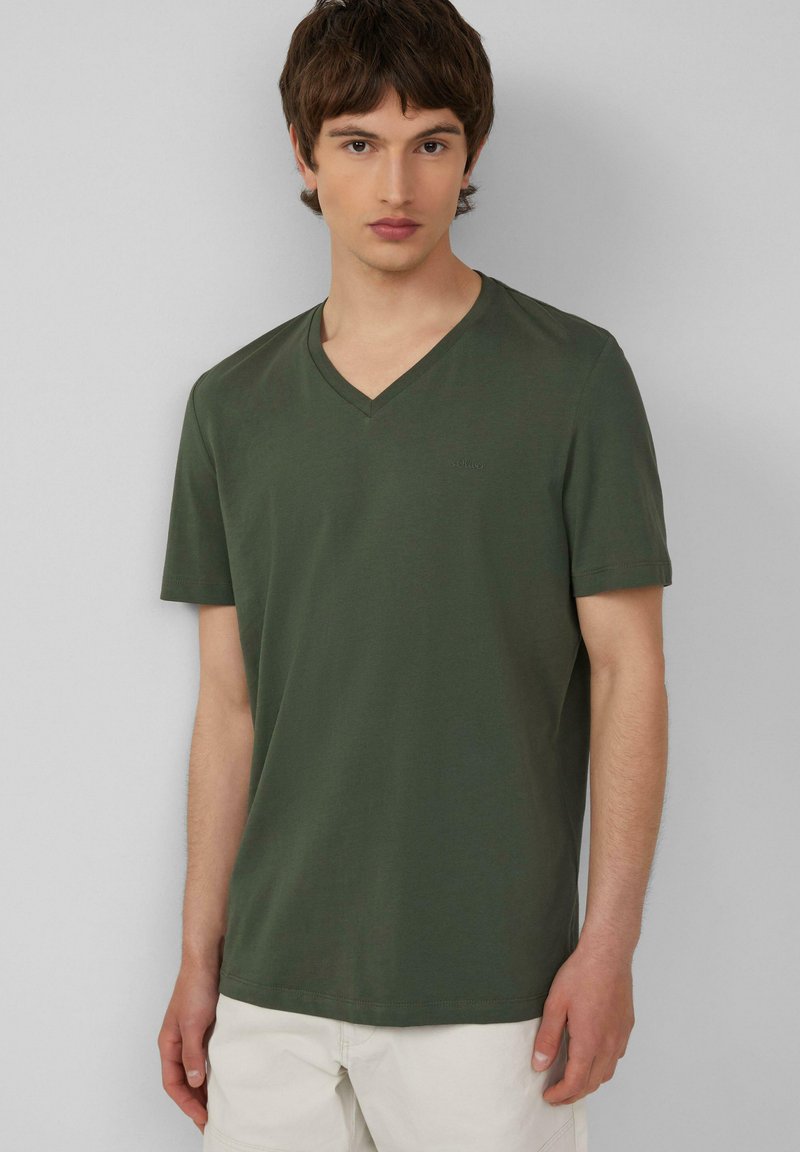 Olijf groene katoenen V-hals t-shirt met korte mouwen, met een subtiele logo op de borst en een ontspannen pasvorm.