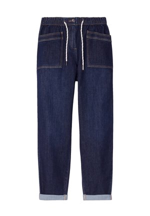 Pantaloni in denim di colore blu scuro con una vita elasticizzata, cordino e due grandi tasche frontali. Orli arrotolati e dettagli di cucitura visibili.