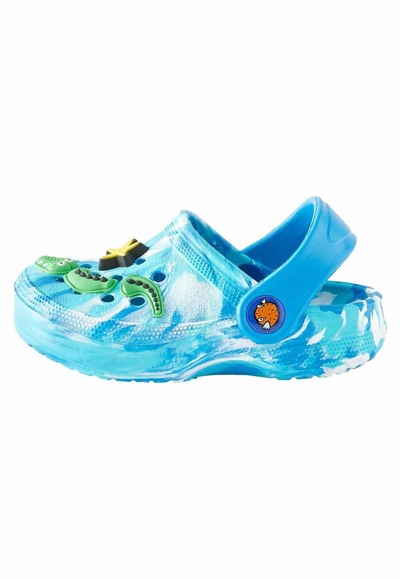 Sabot bleu pour enfants avec des breloques sur le thème de l'océan, comprenant une étoile, des algues et un bouton en forme de poisson sur la bride de talon ajustable.