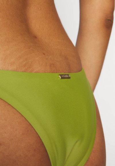 Parte de baixo de biquíni verde feita de um tecido liso e elástico. Apresenta um corte de altura baixa e uma pequena placa de logo dourada na cintura.