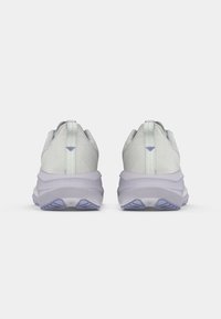 Λευκά αθλητικά παπούτσια με υφασμάτινη επένδυση, ανοιχτού μωβ λεπτομέρειες και χοντρή σόλα. Περιλαμβάνει λωρίδα στη φτέρνα για εύκολη φόρμα.