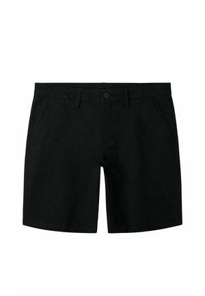 Čierne krátke nohavice strednej dĺžky s prednými vreckami, pútkami na opasok a zapínaním na gombík v páse.