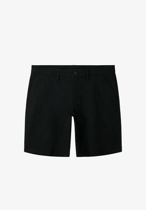 Čierne krátke nohavice strednej dĺžky s prednými vreckami, pútkami na opasok a zapínaním na gombík v páse.