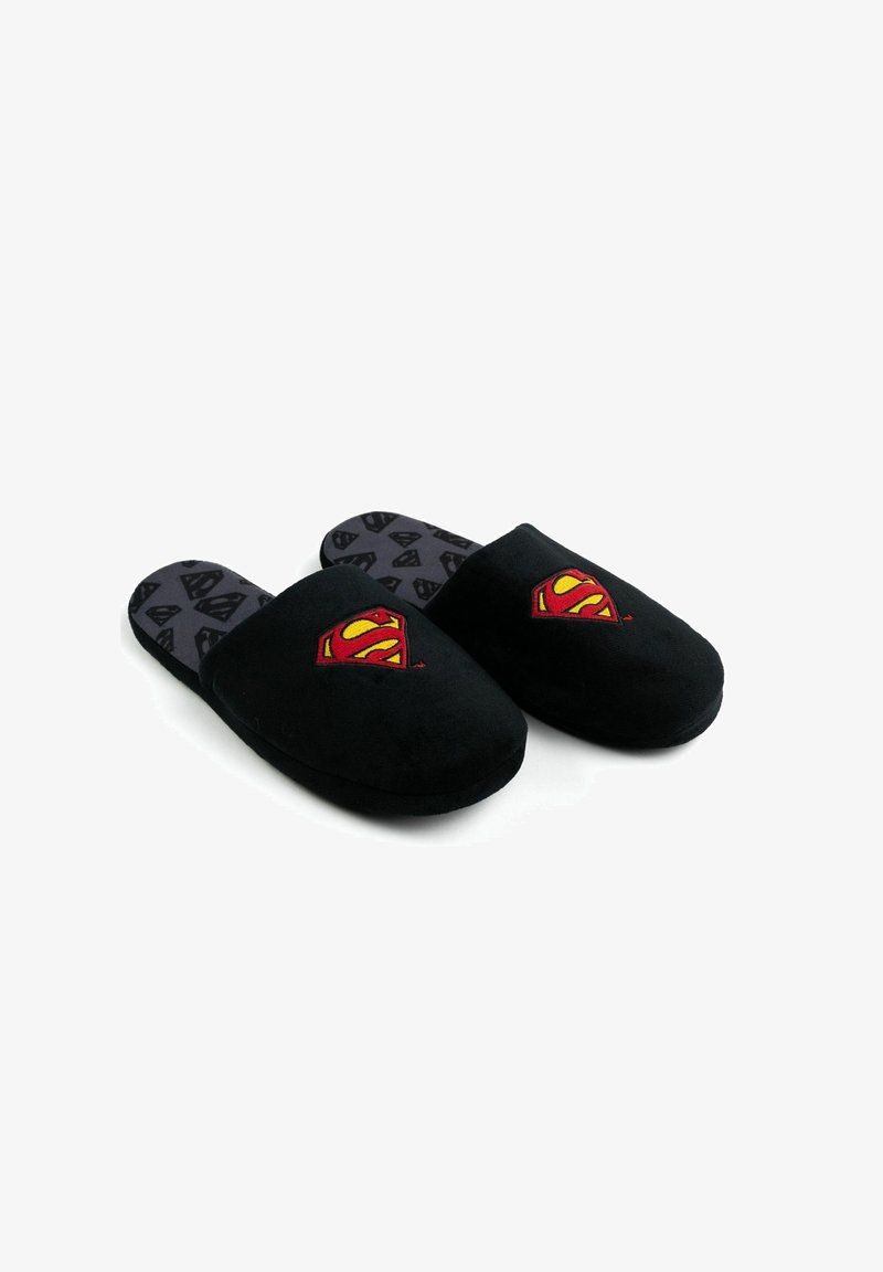 Ciabatte di stoffa nera con chiusura anteriore, texture morbida e logo di Superman rosso e giallo sulla parte superiore. La soletta presenta un motivo di logo.