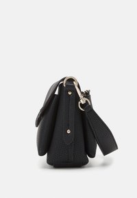 Sorte lædertaske med struktureret overflade, sidevisning viser en sikker knaplukning og justerbar skulderrem med gyldne detaljer.