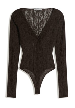 Donkerbruine kanten body met lange mouwen en een diepe V-hals, met een bloemenpatroon en een drukknoopsluiting aan de onderkant.