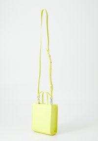 Sac à main rectangulaire jaune néon avec une texture lisse, des poignées courtes et une longue bandoulière réglable. Présente des accents de quincaillerie argentée.