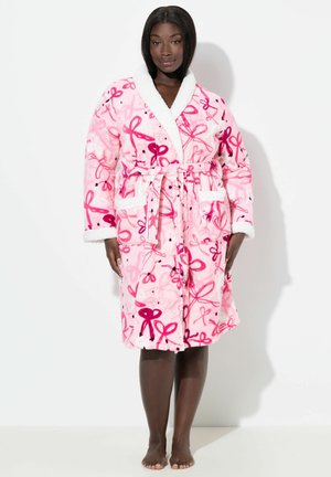 Roze badjas met witte fleece accenten en een strikceintuur. Bevat een patroon van strikken in verschillende tinten roze. Twee voorzakken zichtbaar.