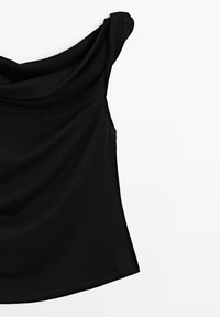 Schwarzes Oberteil aus weichem, drapiertem Stoff. Mit einem Neckholder-Ausschnitt und leicht schulterfreier Gestaltung. Glatte Textur mit fließender Silhouette.
