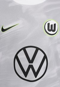 Weißes Sporttrikot aus strukturiertem Stoff; verfügt über ein schwarzes Nike-Logo und ein großes schwarzes Volkswagen-Logo mit grünen Akzenten um letzteres.