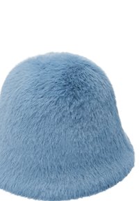 Kapelusz z sztucznego futra w jasnoniebieskim kolorze. Zaokrąglony kształt o miękkiej teksturze i szczotkowanym wykończeniu. Brak widocznych elementów metalowych ani wzorów.