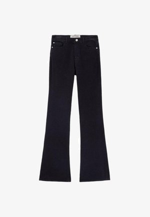 Rozšířené černé džíny vyrobené z denimu s hladkou texturou. Obsahují pět kapes, přední zapínání na knoflík a stříbrné kovové doplňky.