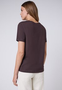 Bruine T-shirt met korte mouwen van zacht katoen; heeft een klassieke ronde hals en een relaxte pasvorm met een eenvoudig ontwerp, zonder zichtbare patronen.