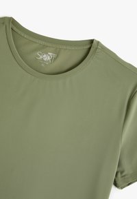 Olijfgroene sport T-shirt van zacht, ademend materiaal. Heeft een ronde halslijn en korte mouwen, met subtiele textuur- en stikdetails.