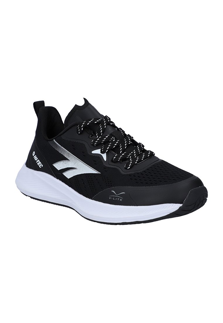 Schwarzer Sportschuh mit einem Mesh-Obermaterial, weißer Sohle, reflektierenden silbernen Akzenten und schwarz-weißen Schnürsenkeln. Leicht und auf Komfort ausgelegt.