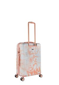 Maleta rígida con diseño de grafiti rosa, cuerpo blanco ligero, ruedas dobles giratorias y asa retráctil.