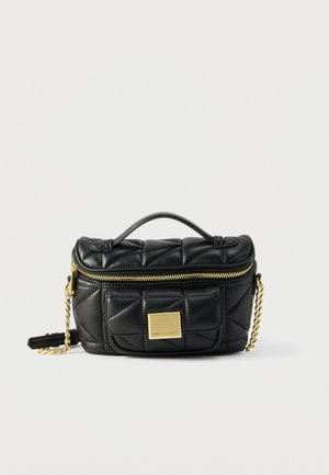 Bolso bandolera de cuero negro acolchado con cremallera dorada, cadena dorada como asa, pequeño bolsillo frontal y asa superior.