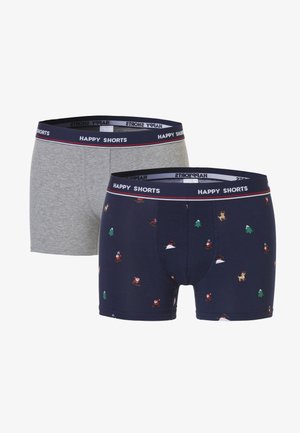 Zwei Paar Herrenboxershorts. Eine ist grau, die andere navy mit einem festlichen Druck von Santa, Bäumen und Rentieren. Beide haben einen schwarzen Gummibund.
