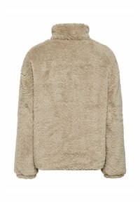 Beżowa, włochata kurtka z polaru z długim rękawem i wysokim kołnierzem, pokazana od tyłu na białym tle.