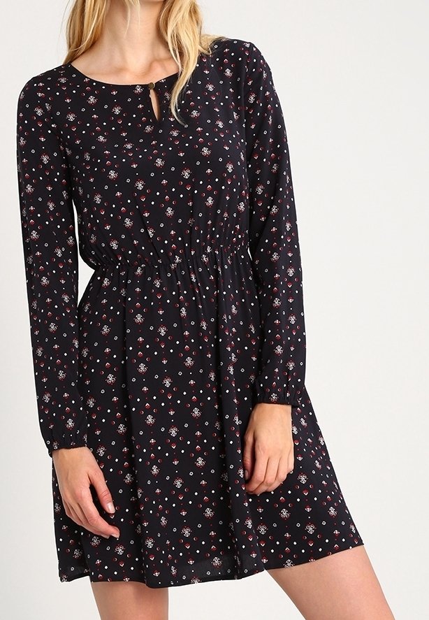 Schwarz Kleid mit langen Ärmeln, elastischem Taillenbund, Schlüsselanhaut-Ausschnitt und einem floralen Muster in Rot und Weiß. Fließender Stoff.