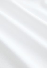 Tessuto bianco con una superficie liscia, che presenta morbide pieghe e una leggera lucentezza, adatto per abbigliamento o tessuti per la casa.