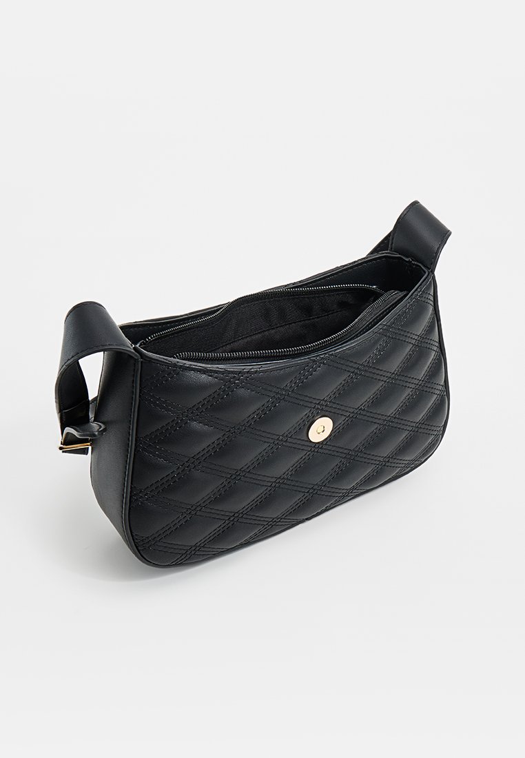 Borsa a spalla nera in pelle trapuntata con finitura liscia, dotata di chiusura con zip, accessori in tonalità oro e una singola tracolla.