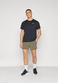 Nike Performance SECONDSUNRISE - Kurze Sporthose - medium olive/neutral olive/(black)