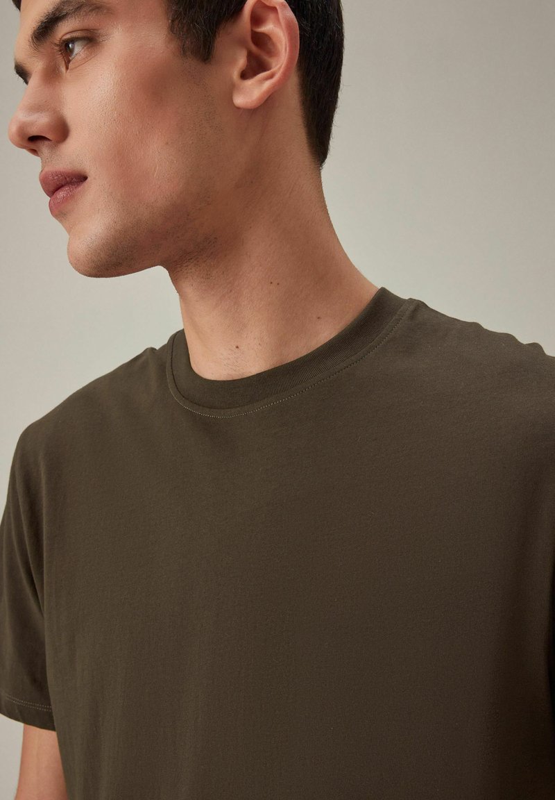 Camiseta Marrón Lisa De Manga Corta Y Cuello Redondo | Algo Bonito