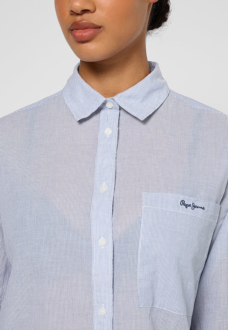 Lichtblauw met witte gestreepte shirt met een button-down kraag, een voorzak, en geborduurd logo op de zak. Katoenen stof, casual ontwerp.