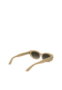Ochelari de soare bej în formă de ochi de pisică cu lentile închise la culoare, brațe subțiri și o textură netedă. Includ un accent subtil cu logo pe lateral.