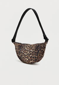 Ompa-jakkainen kangas olan laukku, jossa on kaareva muoto, musta säädettävä hihna ja vetoketjukiinnitys. Teksturoitu kuvio erottuu neutraalia taustaa vasten.