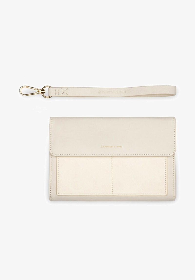 Crème-kleurige portemonnee met een klep, gouden hardware, twee kaartsleuven aan de voorkant en een bijpassende afneembare polsriem. Gladde lederen textuur.