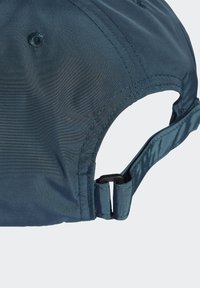 Cappello blu realizzato in tessuto liscio con visiera curva, dotato di un cinturino regolabile in plastica nera e dettagli cuciti sui bordi.