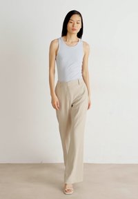 DKNY HIGH WAIST FLARE PANT - Auduma bikses - pebble