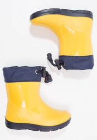 Žluté gumové dešťové boty s námořnickým látkovým manžetou, nastavitelné stahování a texturovanou černou podrážkou. Elegantní design s oválnou špičkou.