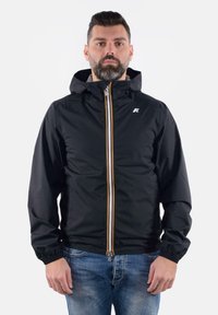 Čierna kapucňová bunda s elastickými manžetami, predným zipsom a oranžovými akcentmi. Ľahký materiál a minimalistický dizajn sú významné prvky.