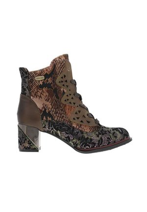 Bottines noires et marron avec un motif de serpent texturé, un devant à lacets, des découpes géométriques et un talon carré brillant.
