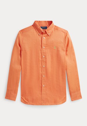 Pomarańczowa koszula z długim rękawem zapinana na guziki, z kołnierzykiem, delikatną fakturą i małym zielonym logo na piersi.
