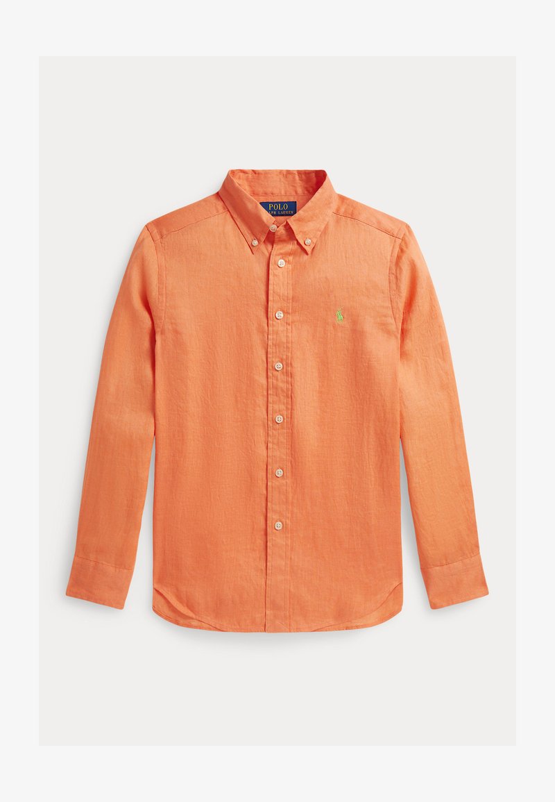 Camisa naranja de manga larga con botones, cuello con solapa, textura sutil y un pequeño logo verde en el pecho.