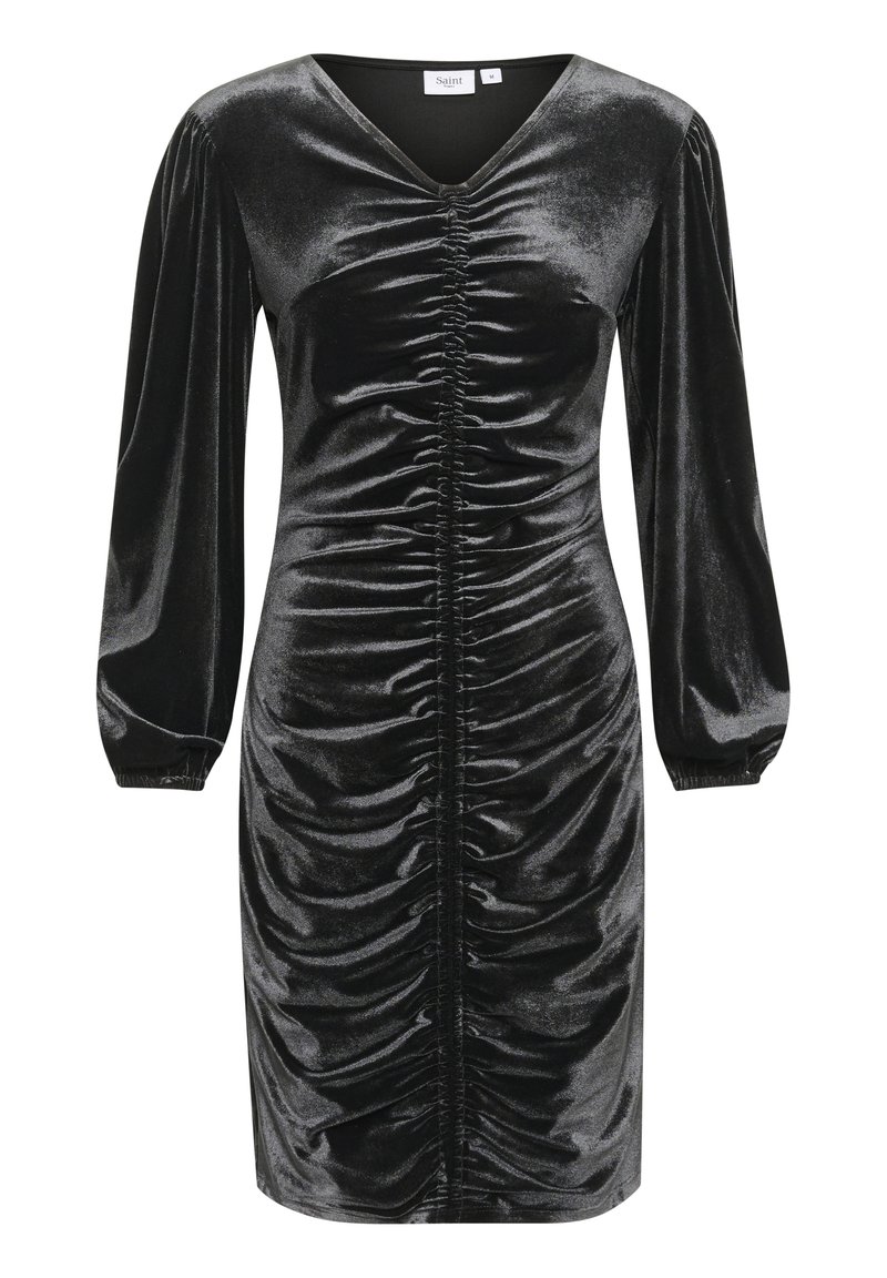 Schwarzes Samtkleid mit langen Puffärmeln, V-Ausschnitt und Raffung auf der Vorderseite. Glatte Textur und figurbetonte Silhouette.