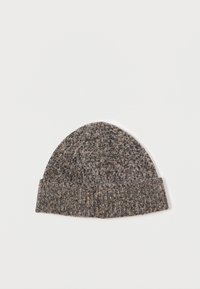 Strikket grå og brun melert lue med brettet oppkant, vist flatt på hvit bakgrunn.