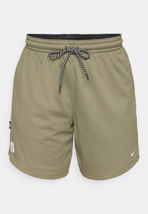Shorts de sport vert olive en tissu en maille, dotés d'une ceinture élastique noire, d'un cordon de serrage, d'accents de logo et de poches latérales.