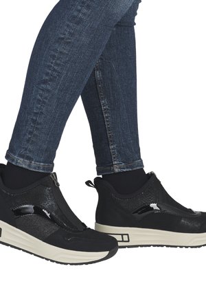 Des baskets noires à enfiler avec des accents texturés noirs et une finition brillante. Elles disposent d'une fermeture éclair et d'une semelle blanche contrastante. Convient pour un usage décontracté.
