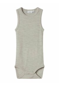 Bodysuit sans manches gris clair côtelé avec un col rond et des boutons-pression en bas. Tissu doux avec une texture subtile.