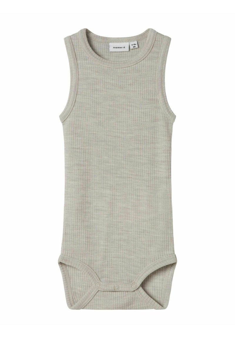 Bodysuit sans manches gris clair côtelé avec un col rond et des boutons-pression en bas. Tissu doux avec une texture subtile.