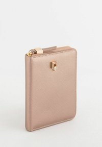 Portfel na zamek błyskawiczny w kolorze różowego złota o fakturowanym wykończeniu, z kwadratowym elementem ozdobnym i smukłym prostokątnym kształtem. Posiada bezpieczne zamknięcie.